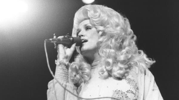 Dolly Parton singing 1977