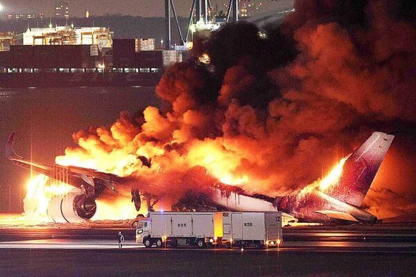 一架日本航空公司的飞机在东京羽田机场的跑道上着火。图片来源：STR/JIJI PRESS/AFP via Getty Images